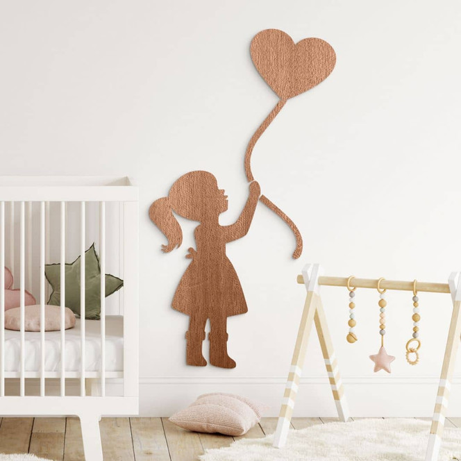 Kinderzimmer Holzdeko Mädchen mit Herz-Ballon - Mahagoni