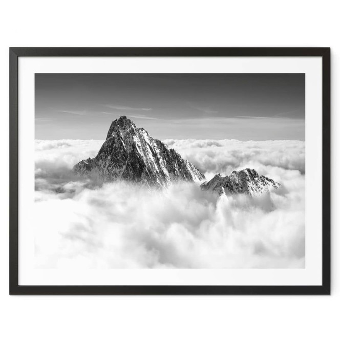 Poster Bergspitze über den weissen Wolken