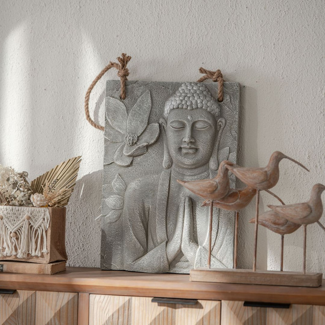 Buddha Wandskulptur mit Blumen in Steinoptik - mit Seil - 39.5 x 55 cm