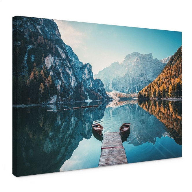 Leinwandbild Holzsteg am Pragser See in den Dolomiten
